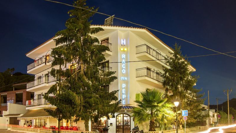 Unser Hotel bei Nacht in Calella