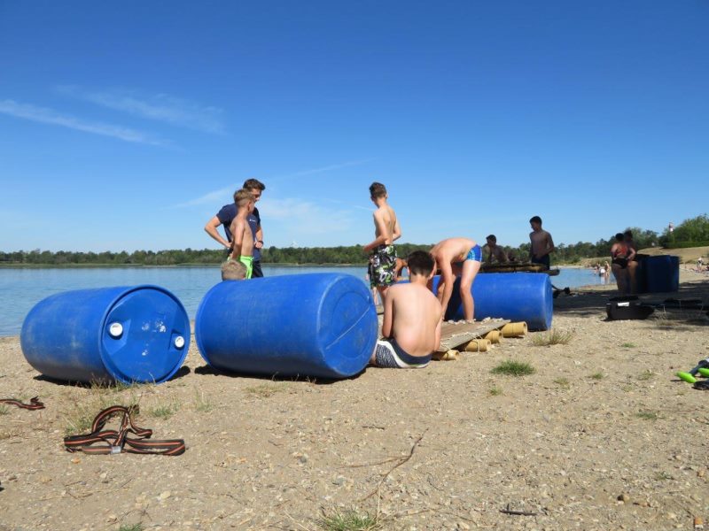 Floß bauen im Sommercamp mit Jugendlichen