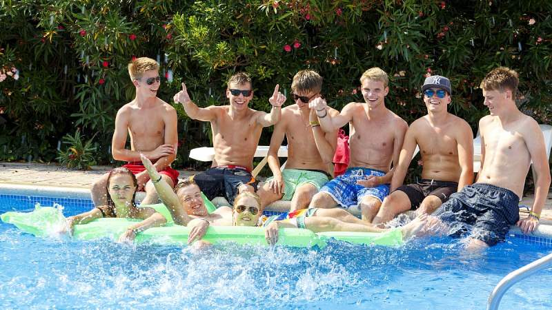 Party und Fun im Pool Mittelmeer in Spanien
