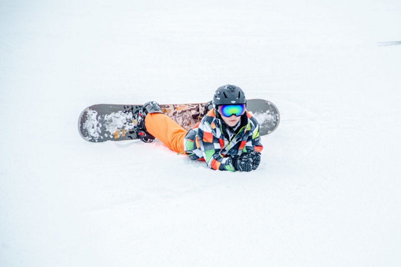 Pause auf der Snowboardpiste im Jugendcamp