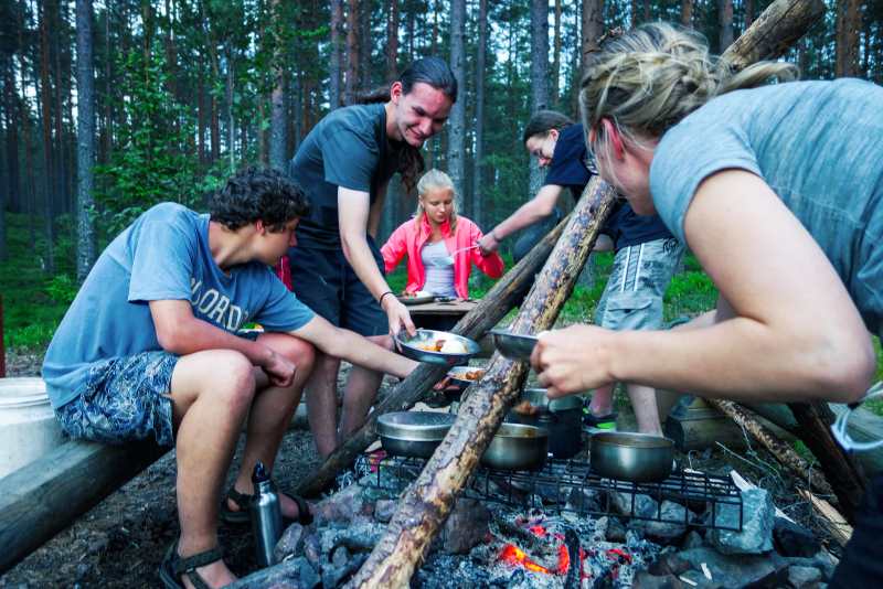 jugendreise-junge-leute-trekking-tour