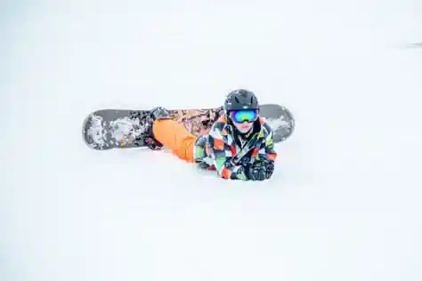 jugendreisen-auf-der-gerlosplatte-snowboard-fahren