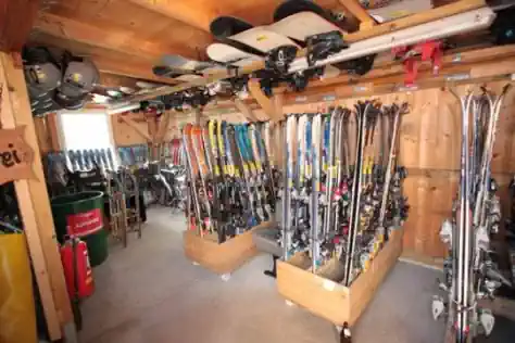 Ski-Snowboardverleih-jugendreisen-ostern