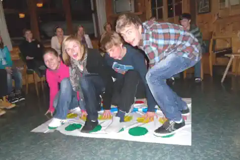 skiurlaub-mit-jugendreise-spieleabend-mit-Freebird-Reisen